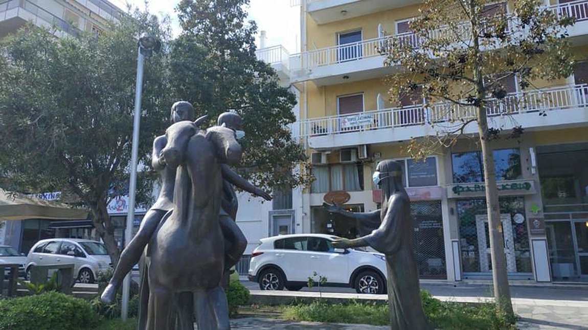 Ηράκλειο: Έβαλαν μάσκες σε αγάλματα