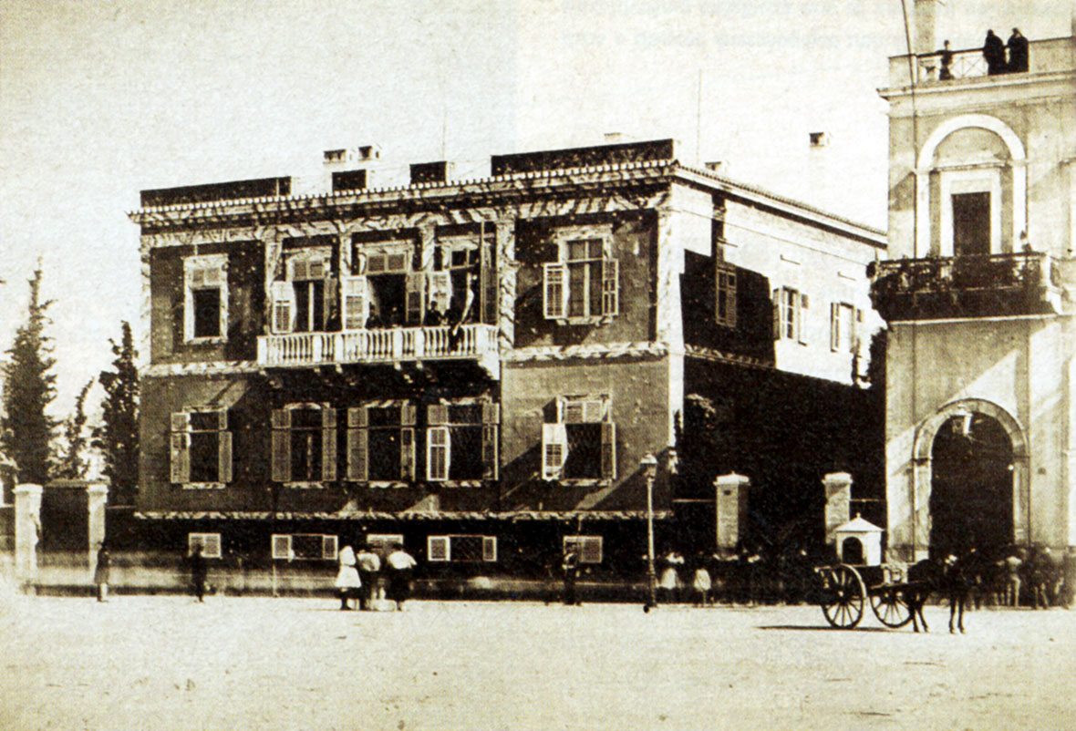 Η οικία Κυριάκου Δομνάδου, στη γωνία Αιόλου και της σημερινής Γ. Σταύρου, την οποία αγόρασε η Τράπεζα το 1845 και εγκαταστάθηκε σε αυτήν Η οικία Κυριάκου Δομνάδου, στη γωνία Αιόλου και της σημερινής Γ. Σταύρου, την οποία αγόρασε η Τράπεζα το 1845 και εγκαταστάθηκε σε αυτήν