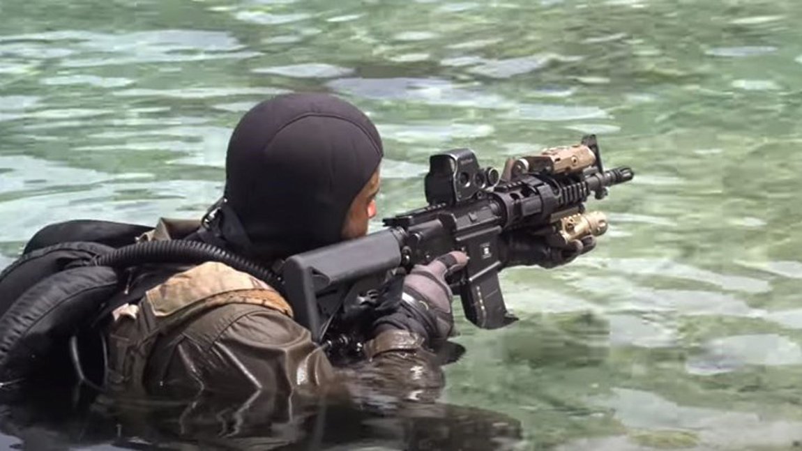Εντυπωσιακή άσκηση από τα «βατράχια» του Πολεμικού Ναυτικού – ΒΙΝΤΕΟ