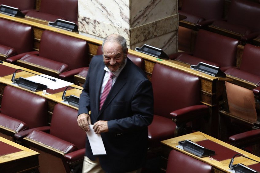 Αγνώριστος εμφανίστηκε ο Κώστας Καραμανλής στη Βουλή - ΦΩΤΟ