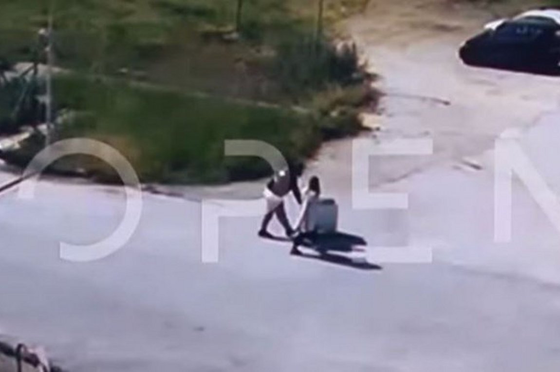 Σέρρες: Σωφρονιστικός υπάλληλος σέρνει καρότσι με σοκολάτες και… γαλακτομπούρεκο για κρατούμενο