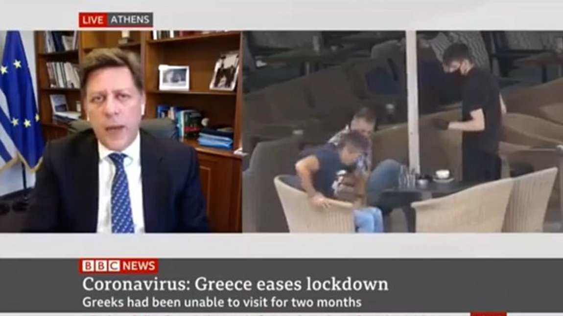 Το απρόοπτο με τον… καφέ στη συνέντευξη Βαρβιτσιώτη στο BBC – ΒΙΝΤΕΟ