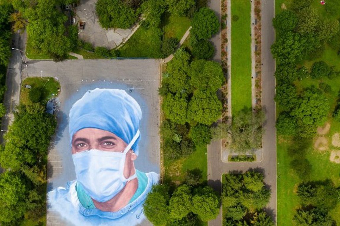 «Είμαστε το φως», μια τοιχογραφία για τους ισπανόφωνους Αμερικανούς υγειονομικούς