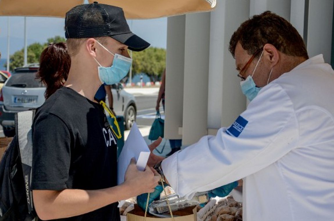 Κορωνοϊός: Έκτακτη τηλεδιάσκεψη στο Μαξίμου για τα εισαγόμενα κρούσματα