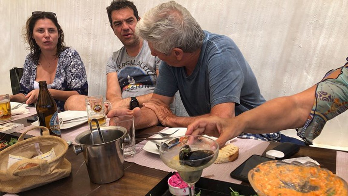 Στιγμές χαλάρωσης στα Κουφονήσια για τον Αλέξη Τσίπρα και τη Μπέτυ Μπαζιάνα