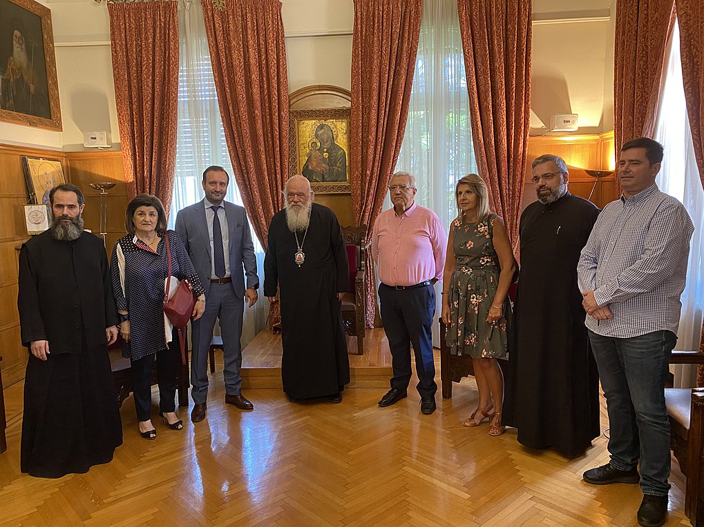 Προσφορά υγειονομικού υλικού από το Οικονομικό Επιμελητήριο στην Αρχιεπισκοπή