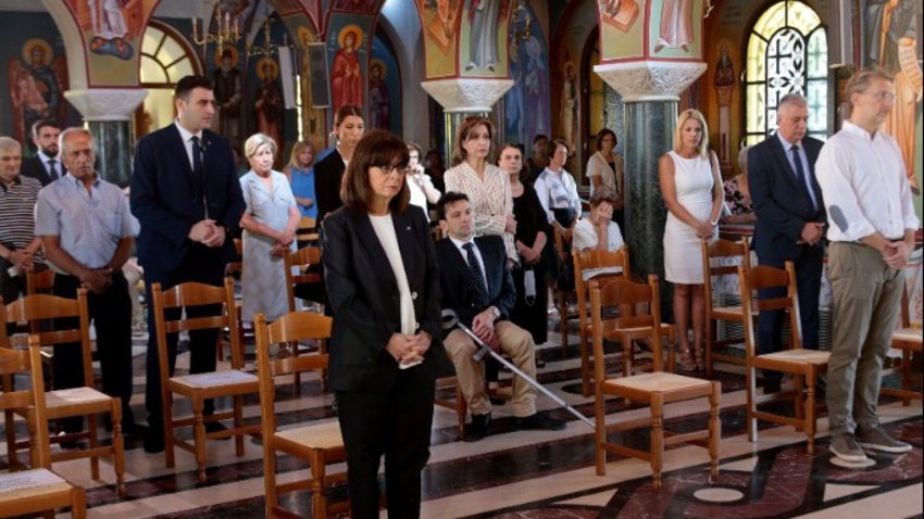 Στο μνημόσυνο για τα θύματα στο Μάτι η Σακελλαροπούλου: Τραγωδία αδιανόητη για μια σύγχρονη ευνομούμενη πολιτεία