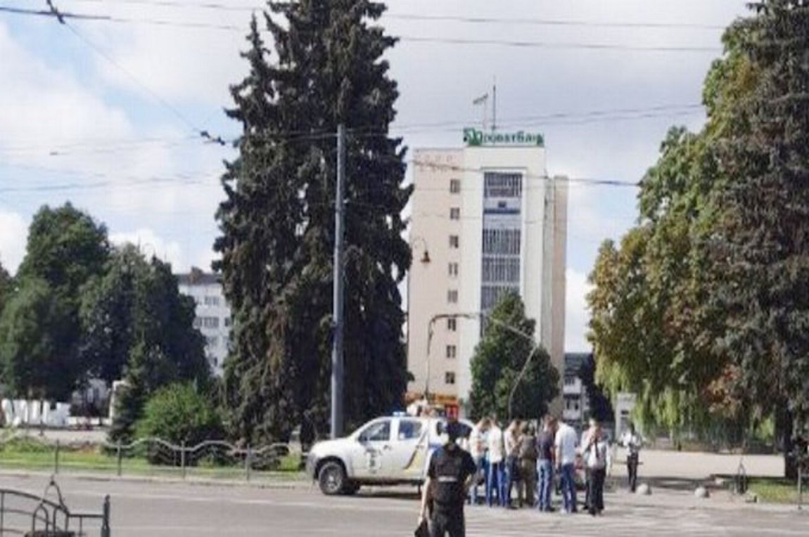 Oυκρανία: Ένοπλος κρατά 20 ομήρους σε λεωφορείο – Βίντεο