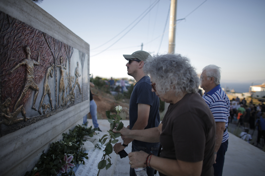 Δύο χρόνια από την τραγωδία στο Μάτι, ράγισαν καρδιές στα αποκαλυπτήρια του μνημείου των 102 θυμάτων