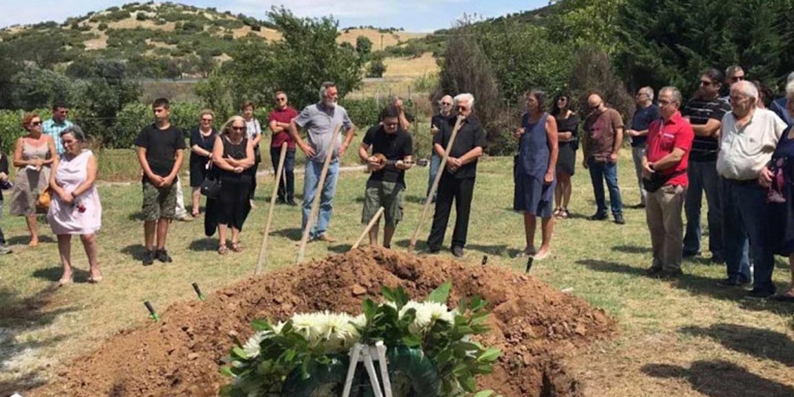 Με μπαγλαμαδάκι το τελευταίο αντίο στον ρεμπέτη Αγάθωνα – ΒΙΝΤΕΟ