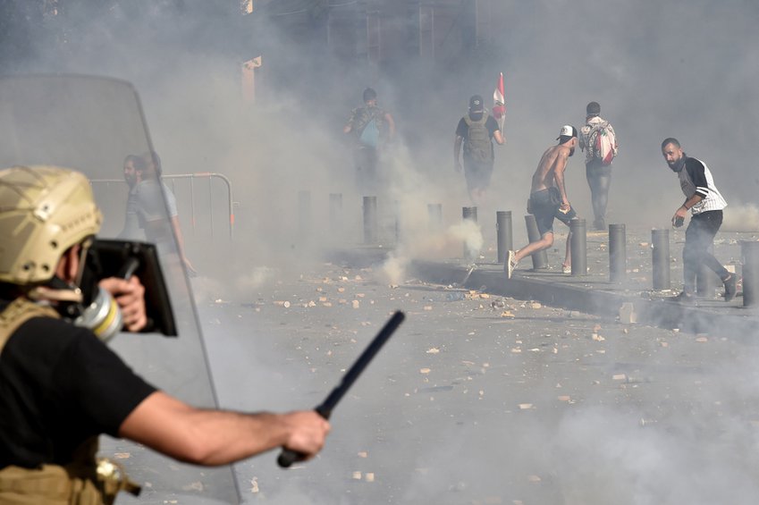 Βηρυτός: Συγκρούσεις διαδηλωτών και δυνάμεων ασφαλείας - Ένας αστυνομικός νεκρός και δεκάδες τραυματίες