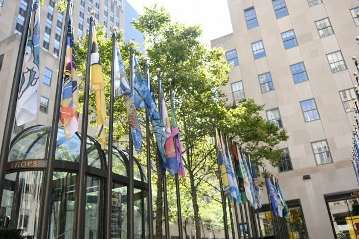 Σημαίες των Κουνς και Αμπράμοβιτς στο Ροκφέλερ Σέντερ