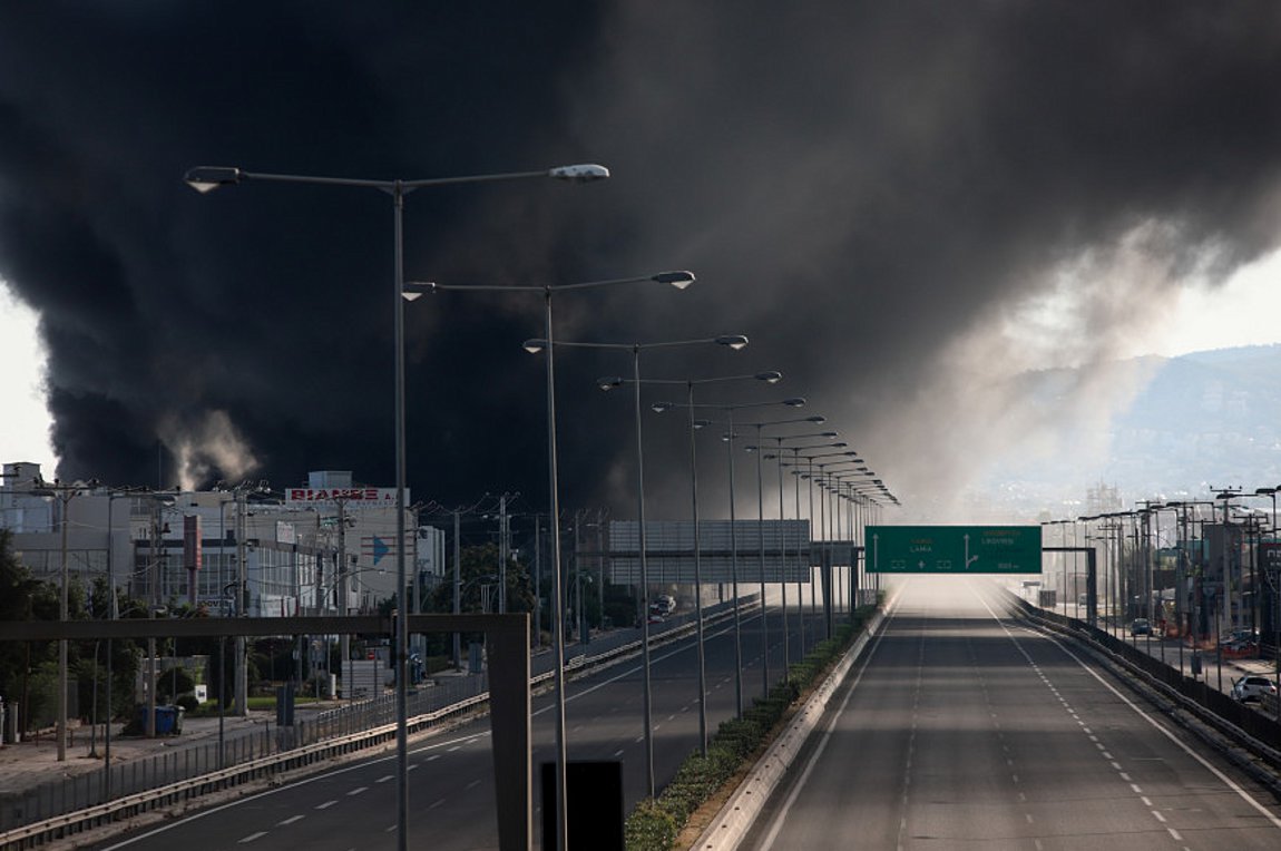Ελικόπτερα στην κατάσβεση της φωτιάς στη Μεταμόρφωση - Μαύρος καπνός «σκέπασε» την Αττική, κλειστή η Εθνική