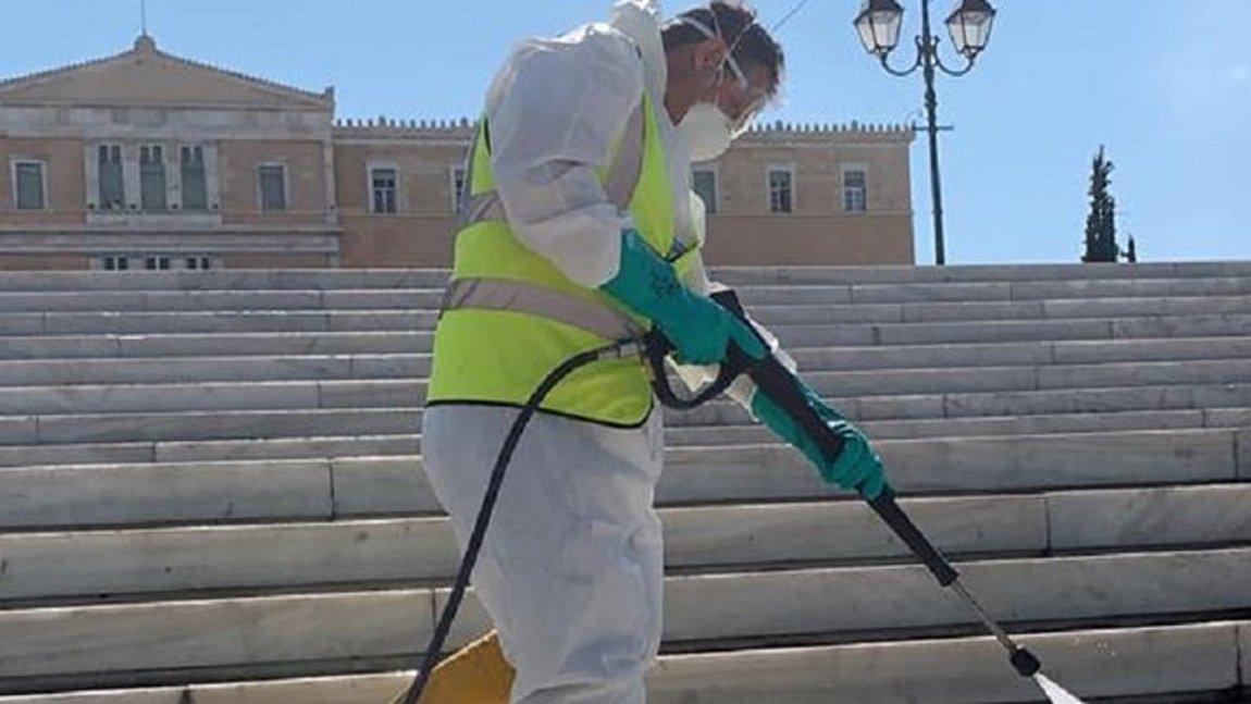Μαζικές καθημερινές απολυμάνσεις σε δημόσιους χώρους από το Δήμο Αθηναίων