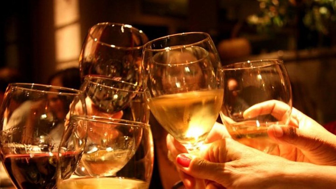 Βόλος: Γλέντι αρραβώνα με 150 καλεσμένους – Πετούσαν μπουκάλια και πέτρες στους αστυνομικούς