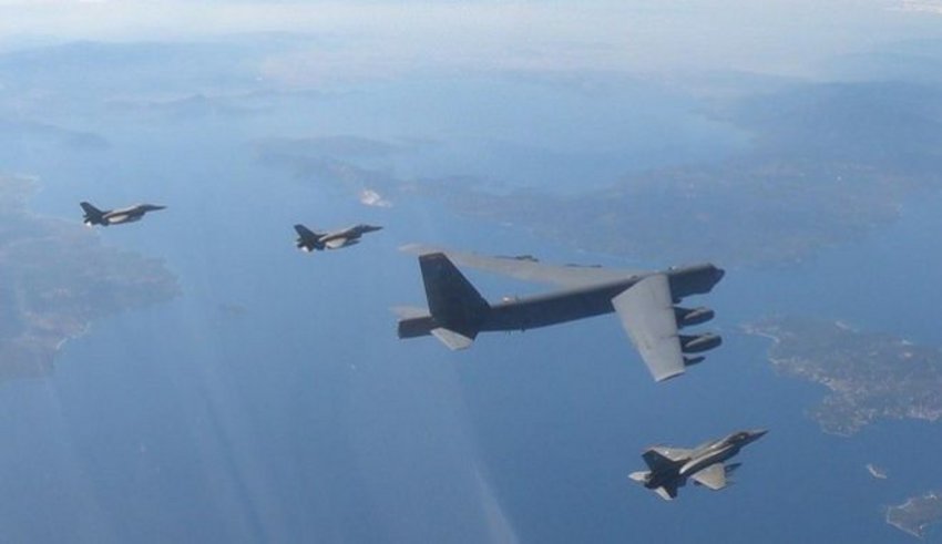 Ελληνικά F-16 συνόδευσαν αμερικανικό βομβαρδιστικό - Πέταξαν εντός FIR Αθήνας και Σκοπίων