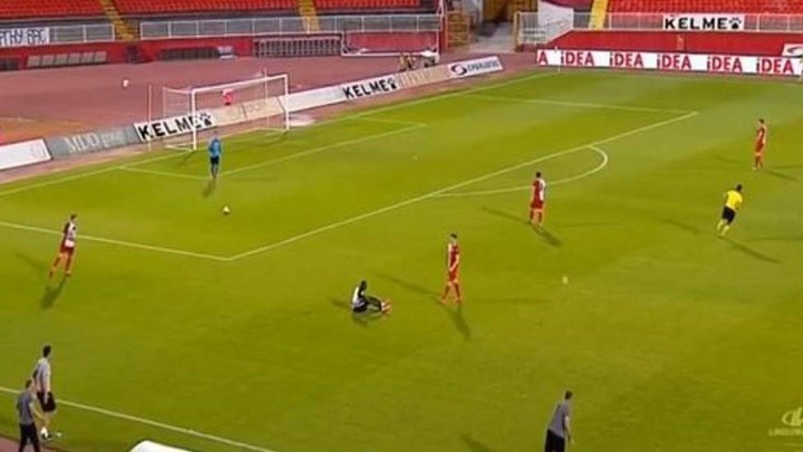 ΒΙΝΤΕΟ: Έξαλλος προπονητής πέταξε μπουκάλι στον διαιτητή