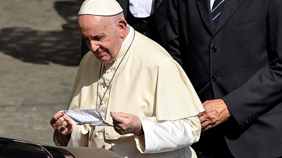 Κορωνοϊός: Ο πάπας Φραγκίσκος θεάθηκε για πρώτη φορά με μάσκα