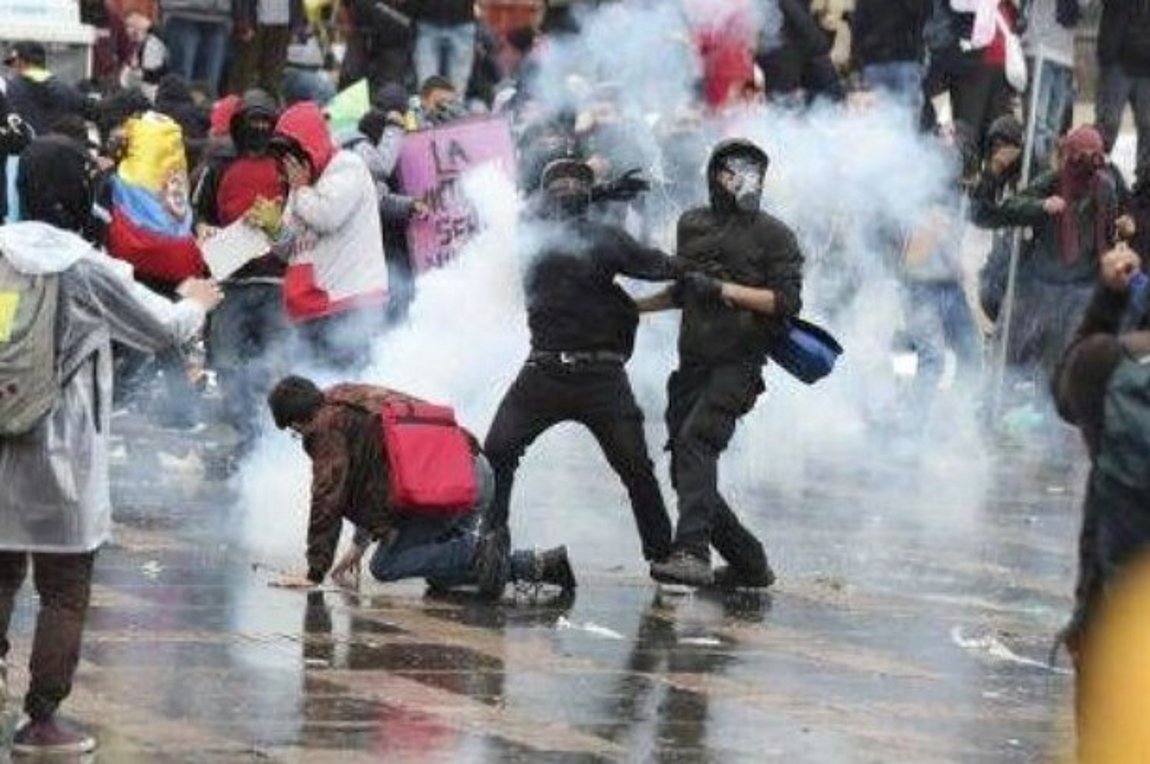 Κολομβία: Ταραχές μετά τον θάνατο άνδρα κατά τη σύλληψή του από αστυνομικούς