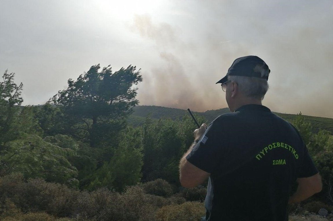 Μαίνεται η πυρκαγιά στις Βολίμες Ζακύνθου