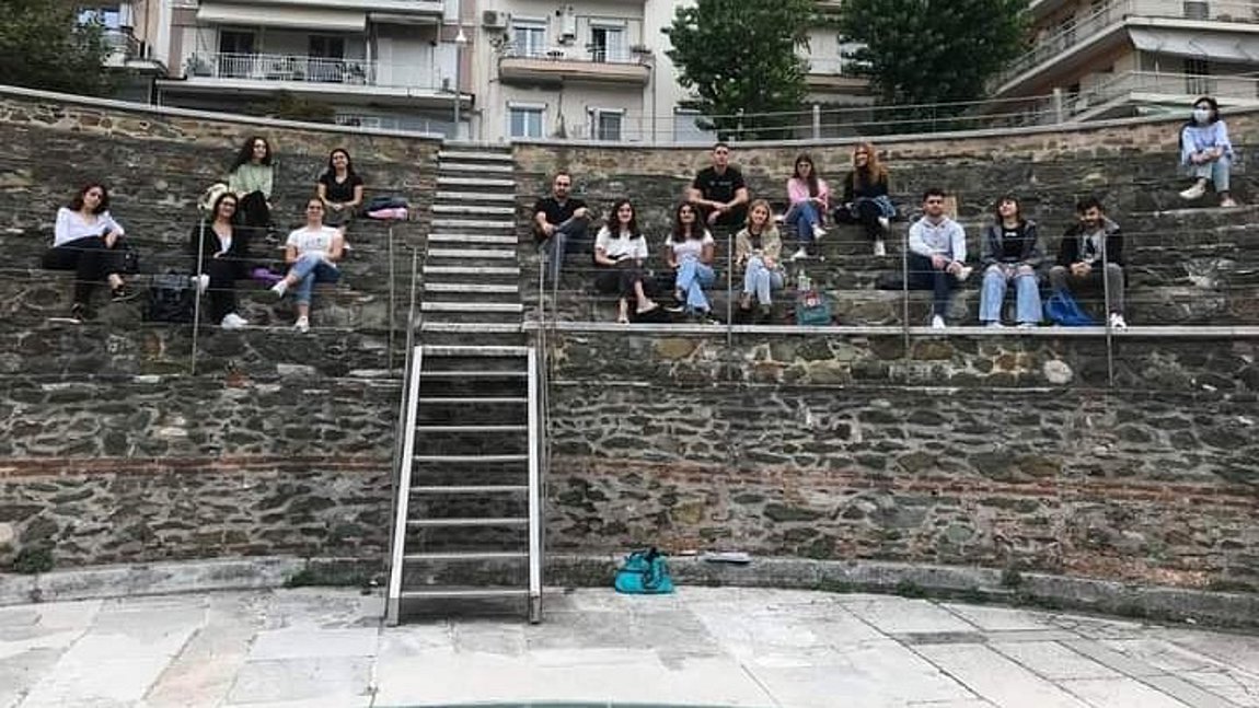 Μάθημα στα «έδρανα» της Αρχαίας Αγοράς με ασφαλείς αποστάσεις