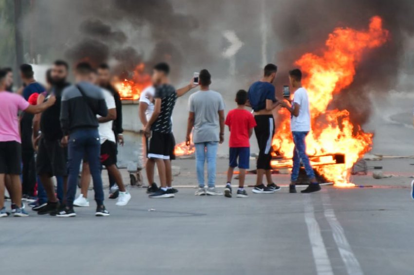 «Πεδίο μάχης» η Μεσσήνη: Ρομά απέκλεισαν δρόμο και άναψαν φωτιές για τον θάνατο του 18χρονου