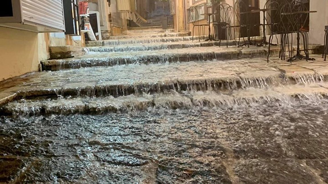 Κακοκαιρία: Άνοιξαν οι ουρανοί στην Κέρκυρα – Πλημμύρισαν δρόμοι και πλατείες – ΒΙΝΤΕΟ
