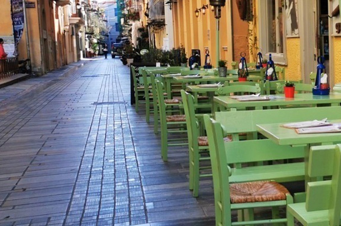 Στο 50% της πληρότητας από σήμερα η εστίαση στις περιοχές υψηλού κινδύνου