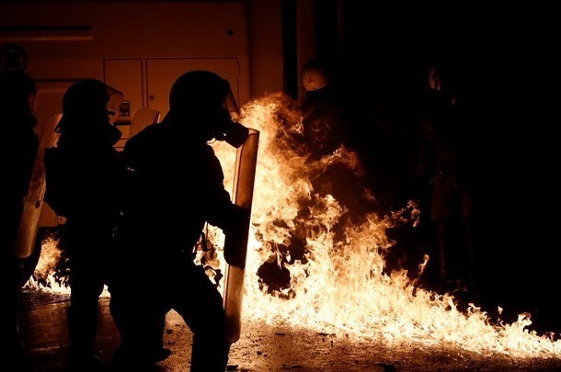 Μολότοφ εναντίον διμοιρίας των ΜΑΤ