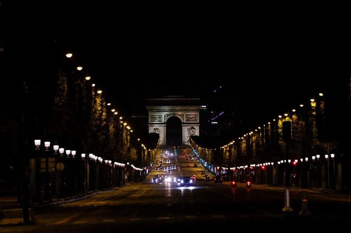 Σαββατόβραδο στο Παρίσι – Ερημοι δρόμοι μετά το νέο lockdown – BINTEO