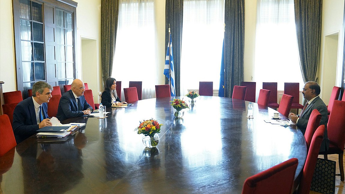 Συνάντηση Δένδια με τo νέο πρέσβη της Ινδίας