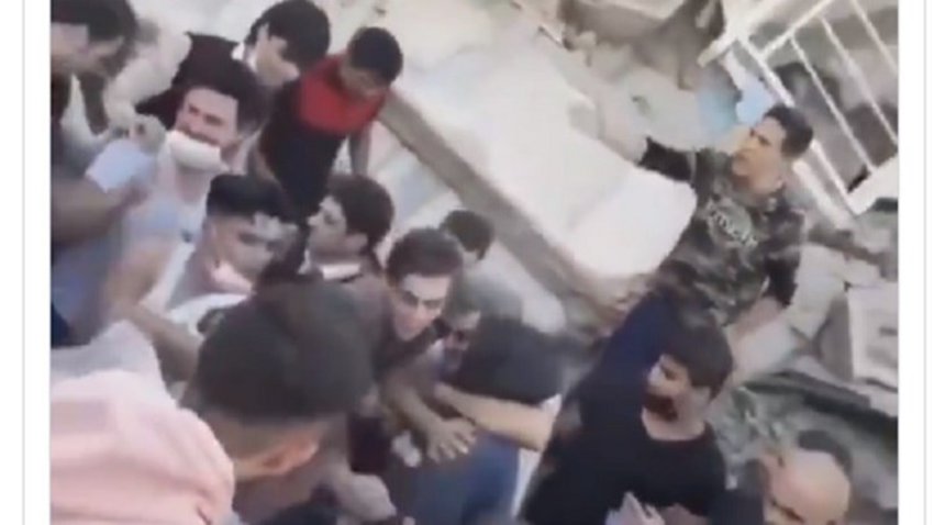 Σεισμός-Σμύρνη: Η στιγμή που διασώστες βγάζουν εγκλωβισμένο από τα συντρίμμια - Συγκλονιστικό βίντεο