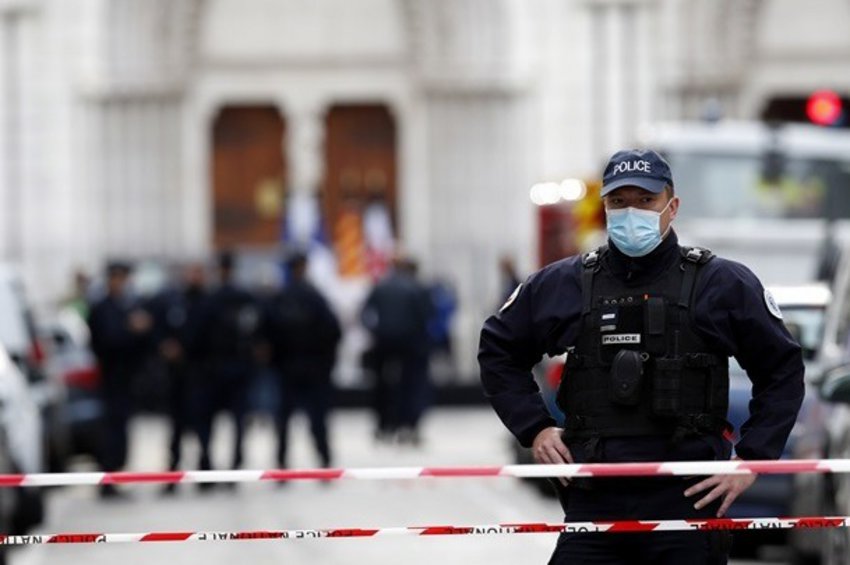 Τρόμος στη Γαλλία: Πυροβόλησαν ιερέα κοντά σε ελληνική εκκλησία στη Λυών