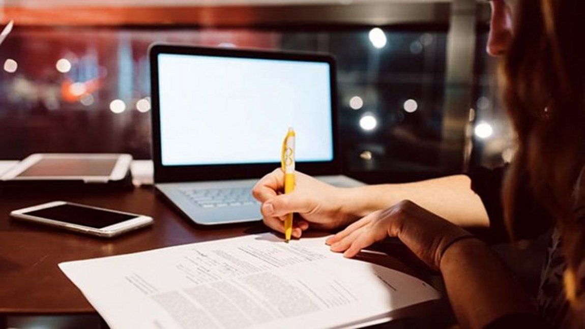 Lockdown: «Πονοκέφαλος» για τις οικογένειες η τηλεκπαίδευση – Τι ισχύει με τις απουσίες