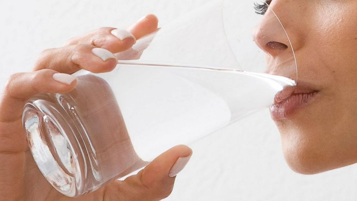 Πόσο νερό θα έπρεπε να πίνεις την ημέρα;