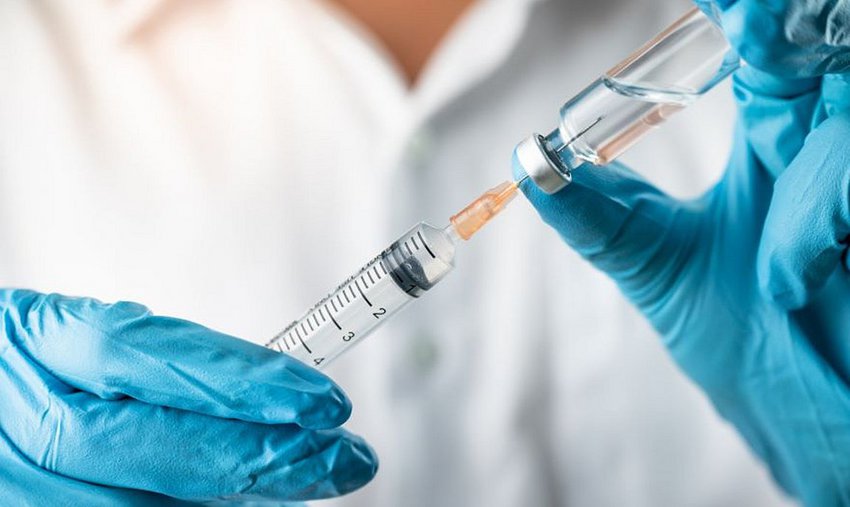 Το εμβόλιο της Pfizer/BioNTech έλαβε έγκριση για χρήση στη Βρετανία – Πότε θα είναι διαθέσιμο