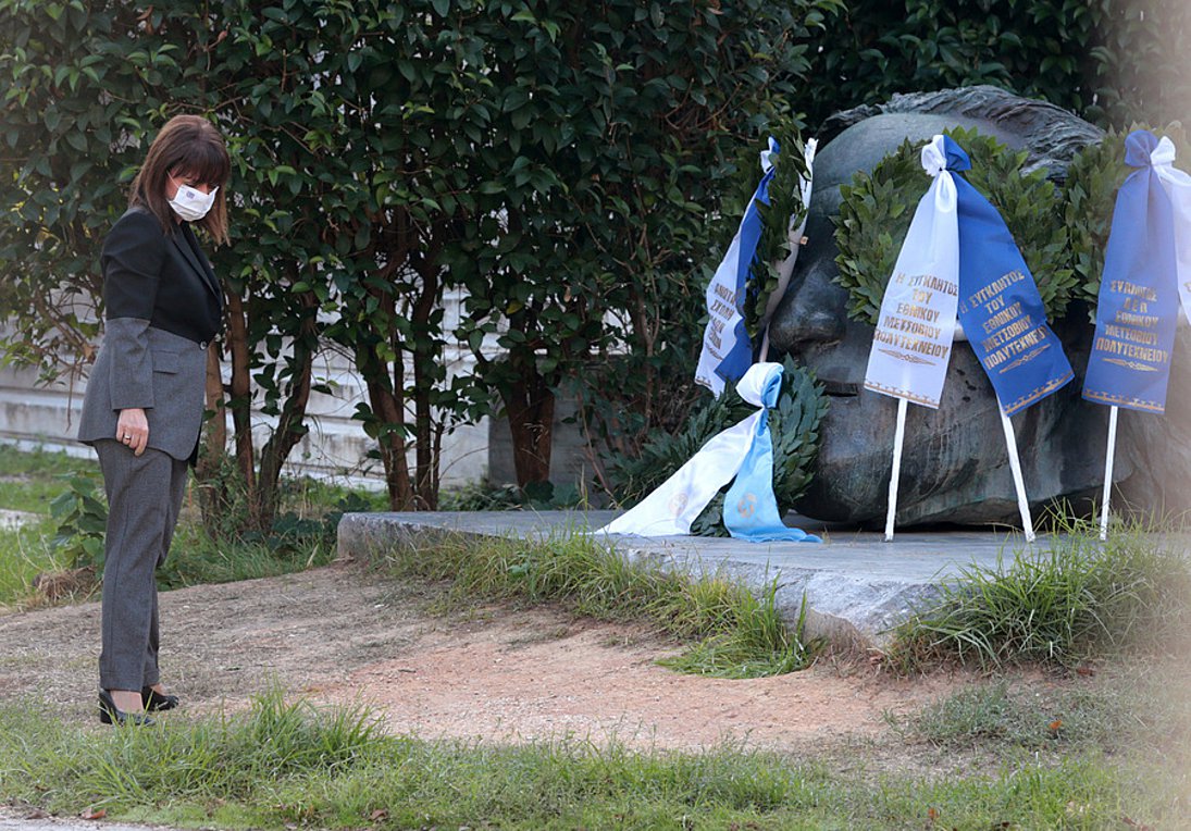 Σακελλαροπούλου: Το Πολυτεχνείο μας διδάσκει ότι η δημοκρατία απαιτεί αρετή και θυσίες