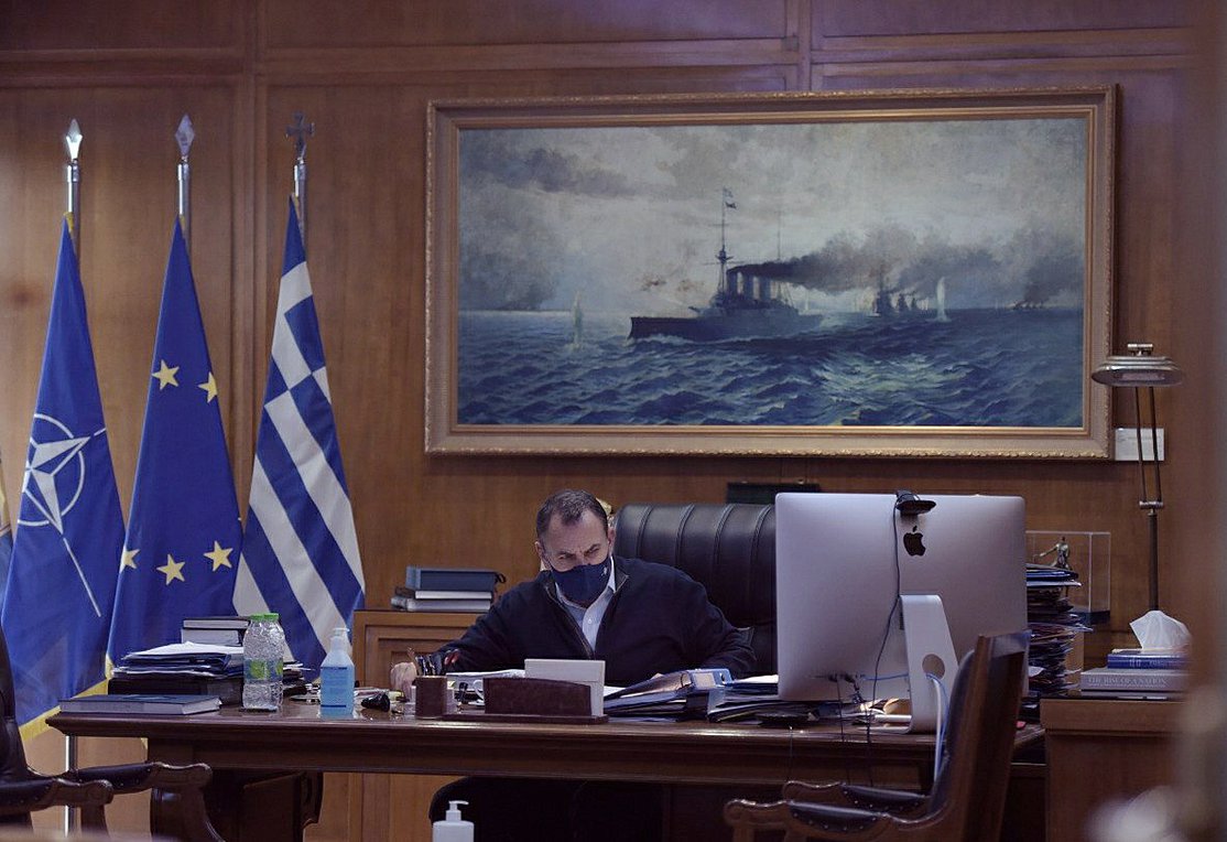 Σε προληπτική καραντίνα ο Παναγιωτόπουλος στο… γραφείο του – Η ανάρτησή του