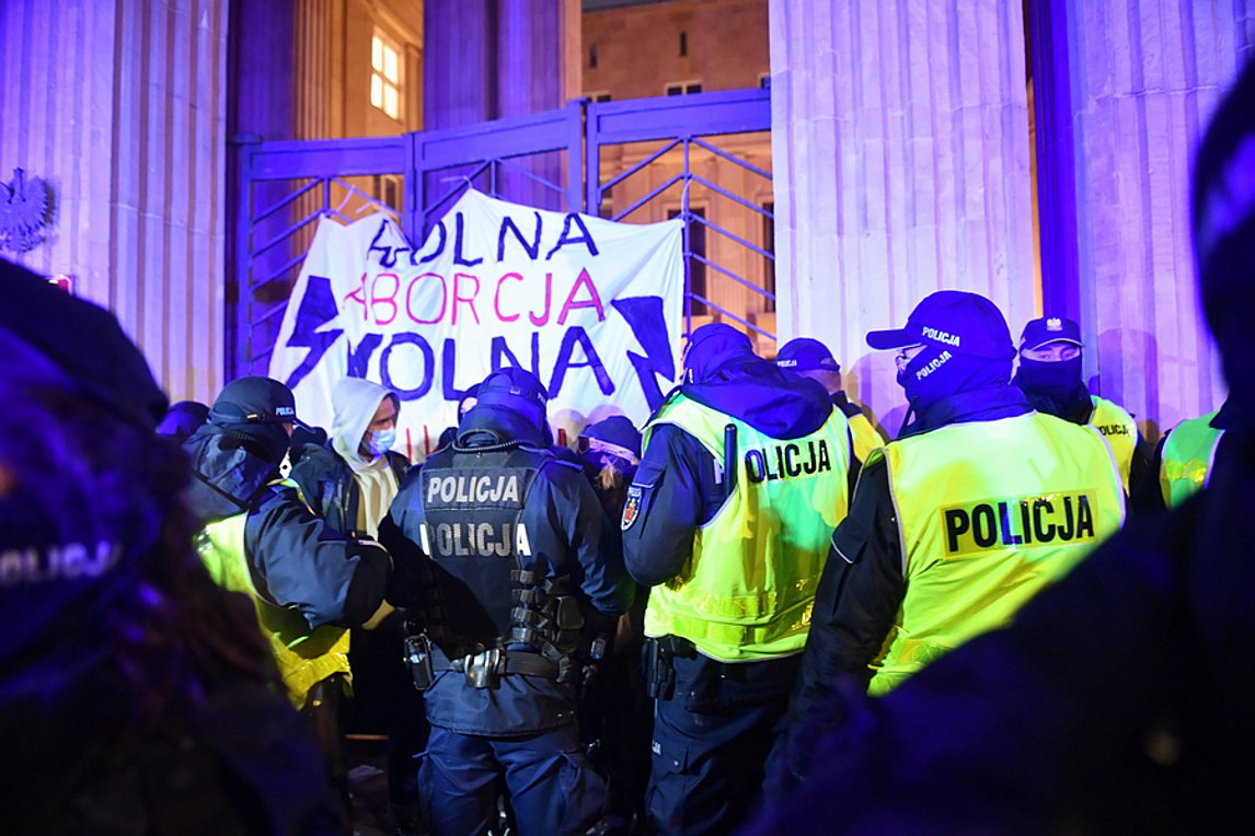 Πολωνία: Συγκρούσεις της αστυνομίας με διαδηλωτές που ζητούσαν «Ελεύθερη άμβλωση, ελεύθερη εκπαίδευση»