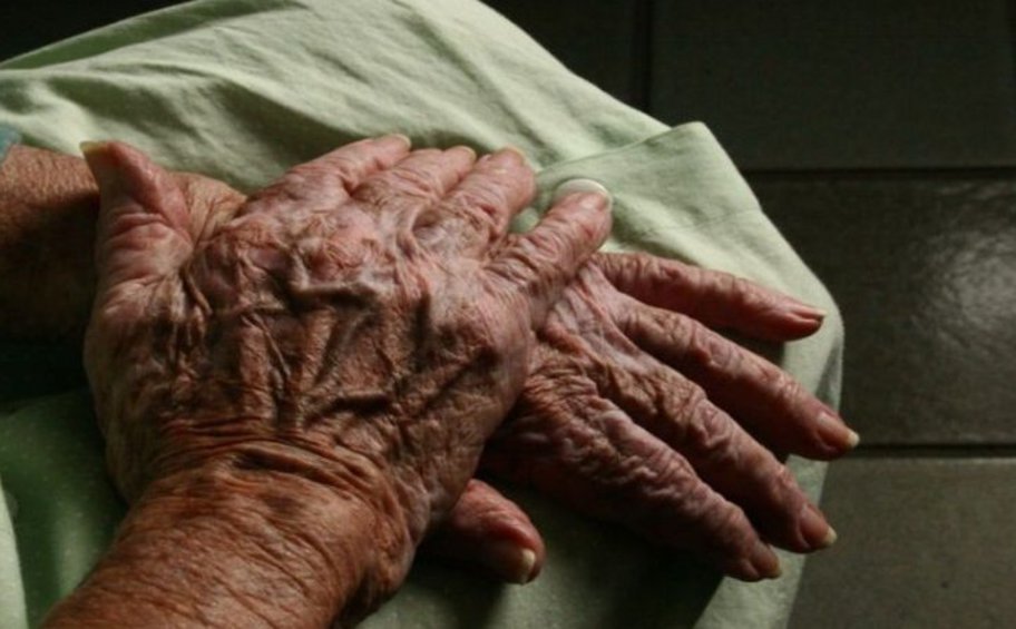«Την κλωτσούσαν στα πλευρά...»: Διαρρήκτες χτύπησαν και λήστεψαν 93χρονη και την κόρη της