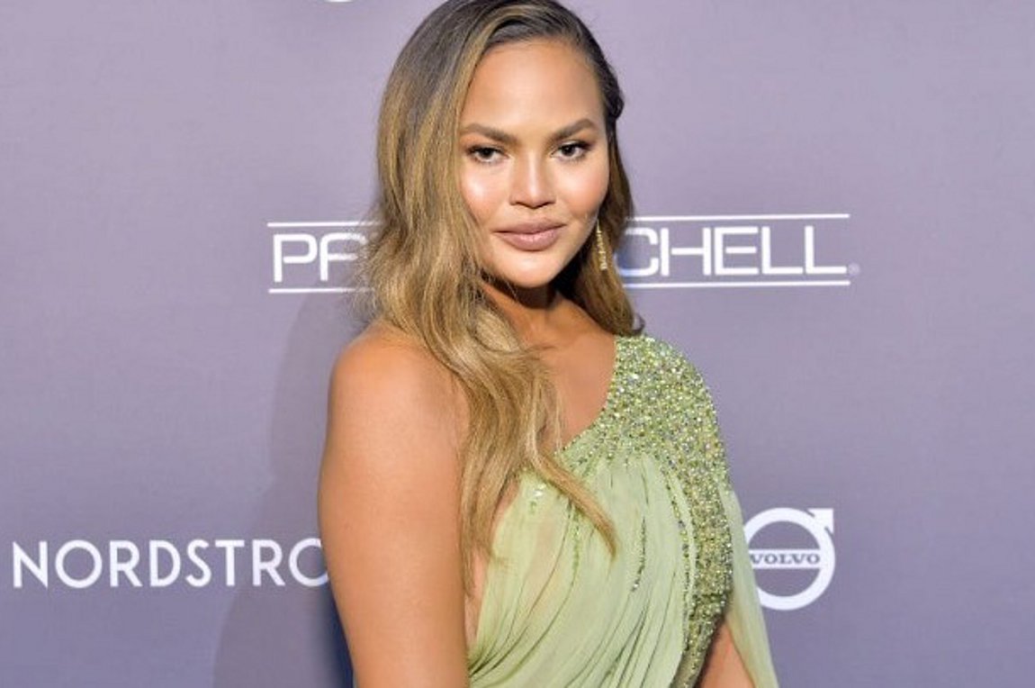 Η Κριστίν Τέιγκεν λέει στους θαυμαστές ότι συνέρχεται από την κατάθλιψη