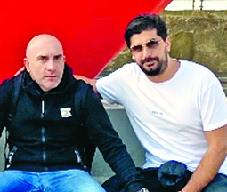 “Το επενδυτικό πλάνο μας για την επόμενη πενταετία προβλέπει τη λειτουργία 100 καταστημάτων”, λέει στη Realnews ο ένας εκ των ιδρυτών της εταιρείας, Θ. Ανυφαντής ( Στη φωτογραφία, αριστερά ο Αλέξανδρος Παπαγιαννάκης και δεξιά ο Θανάσης Ανυφαντής) “Το επενδυτικό πλάνο μας για την επόμενη πενταετία προβλέπει τη λειτουργία 100 καταστημάτων”, λέει στη Realnews ο ένας εκ των ιδρυτών της εταιρείας, Θ. Ανυφαντής ( Στη φωτογραφία, αριστερά ο Αλέξανδρος Παπαγιαννάκης και δεξιά ο Θανάσης Ανυφαντής)