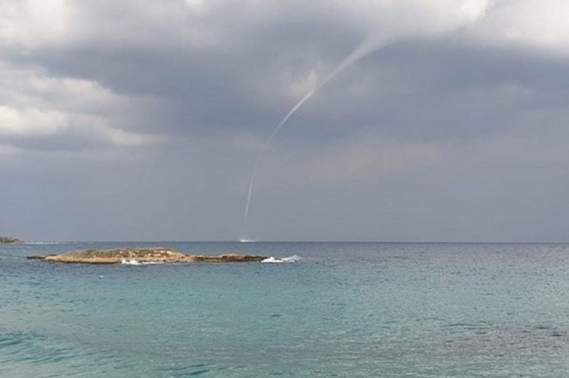 Κύπρος: Εντυπωσιακός υδροστρόβιλος σε κοντινή απόσταση από την ακτή – ΦΩΤΟ