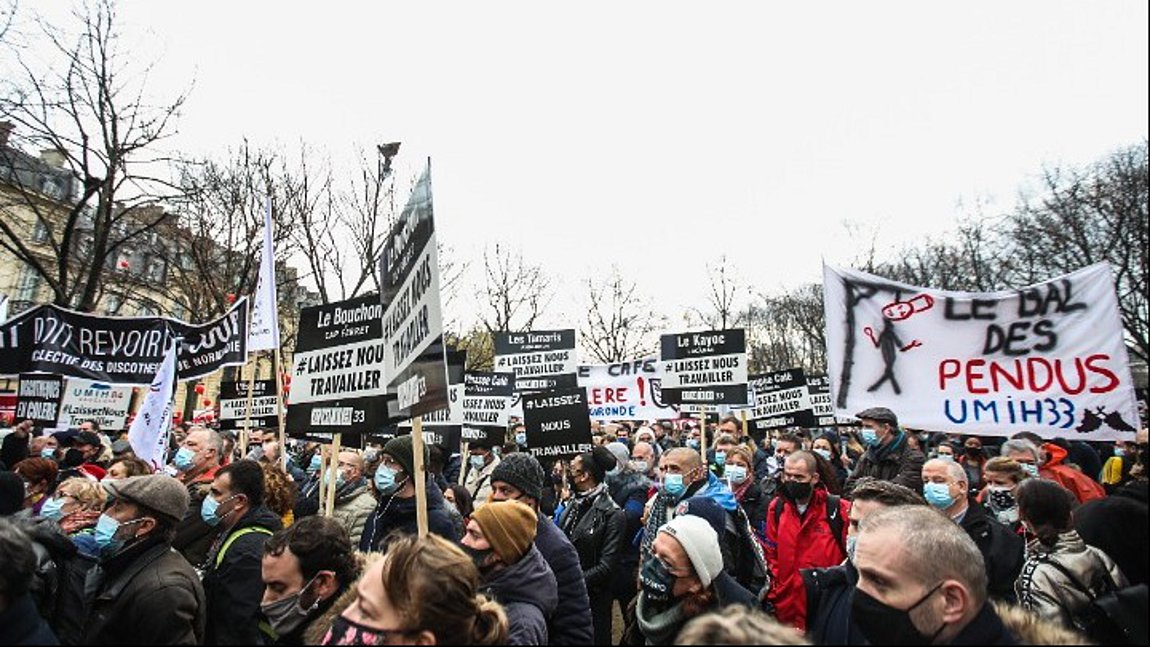 Παρίσι: Χιλιάδες διαδηλωτές στους δρόμους – Ζητούν άνοιγμα ξενοδοχείων και εστιατορίων