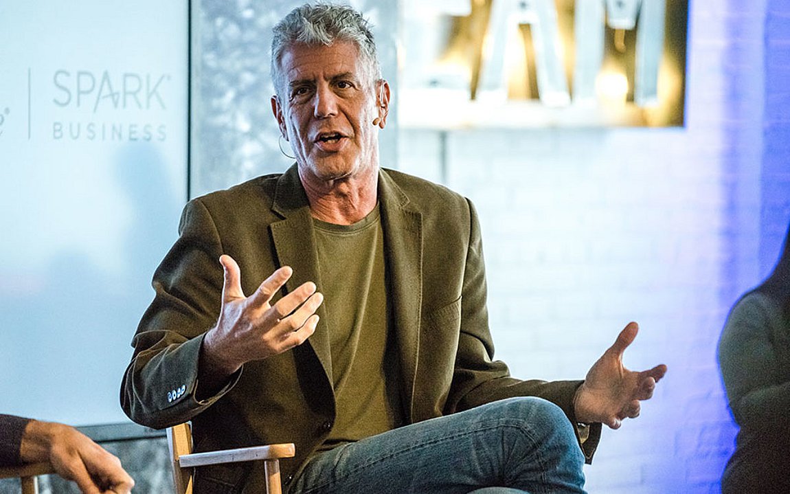 «Μουσική στην κουζίνα»: τα 25 αγαπημένα τραγούδια του Αντονι Μπουρντέν