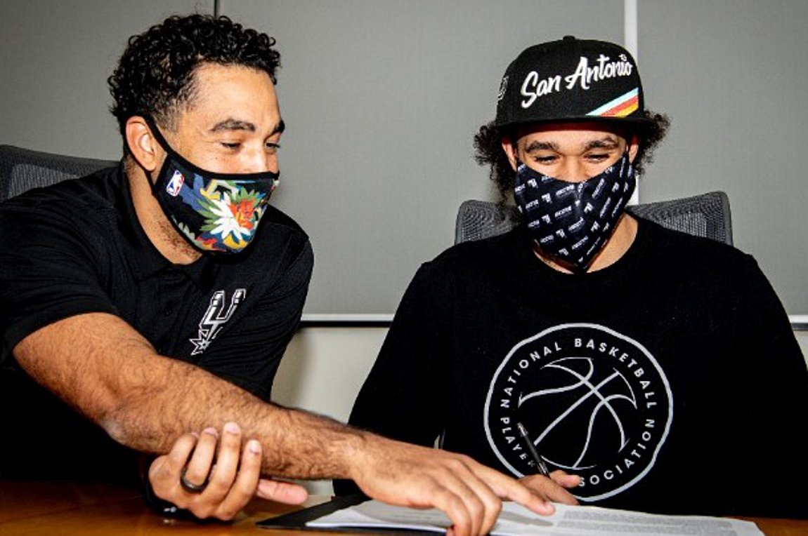 Ανανέωσε με τους Σπερς ο Ντέρικ Γουάιτ