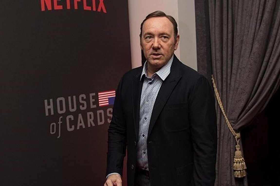 Κέβιν Σπέισι: Η επιστροφή με νέο αινιγματικό βίντεο ως «Φρανκ Άντεργουντ»