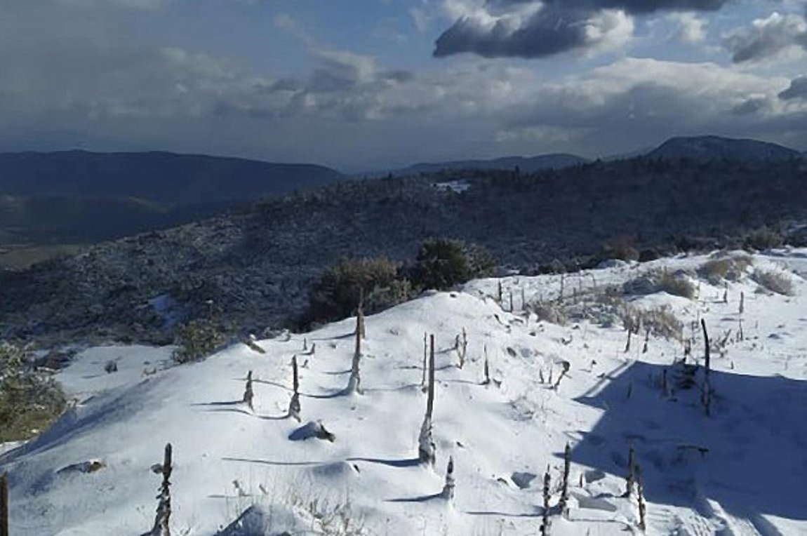 Χιονίζει στα ορεινά των Τρικάλων