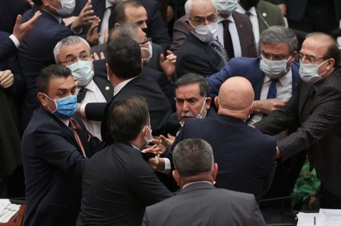 Τουρκία: Ξύλο μεταξύ βουλευτών στο Κοινοβούλιο – Γιατί πιάστηκαν στα χέρια – ΒΙΝΤΕΟ