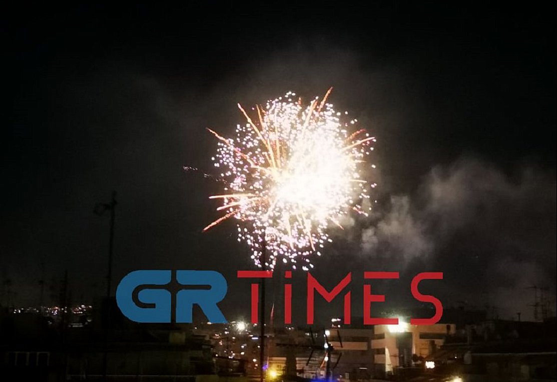 Πρωτοχρονιά στη Θεσσαλονίκη: Η νύχτα έγινε μέρα από τα πυροτεχνήματα – BINTEO